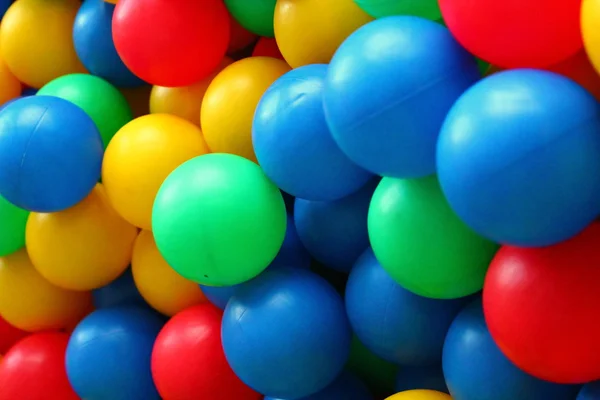 Bolas coloridas no parque infantil . — Fotografia de Stock