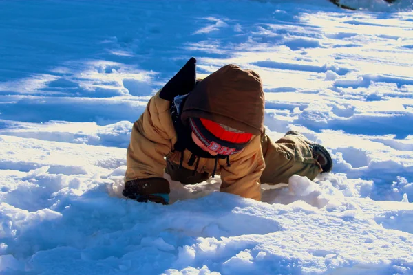 Child on Snowy Karkonoska Pass. — Stock Photo, Image