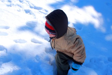 Çocuk karlı Karkonoska geçişte.