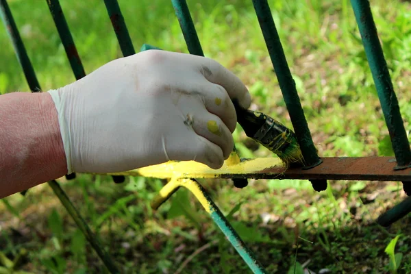 Spring cleaning in the garden. — Stock Photo, Image