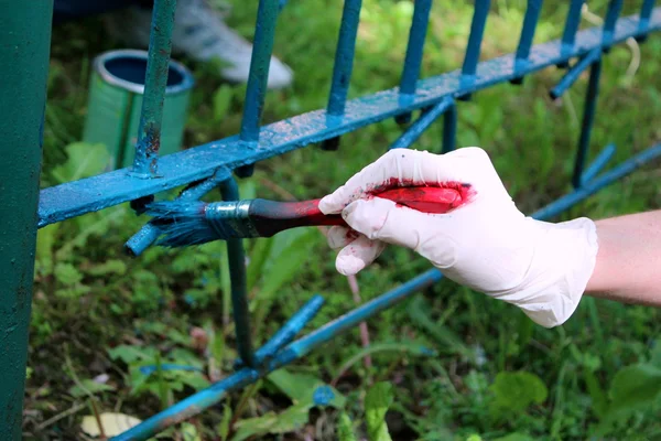 Bahçede bahar temizliği.