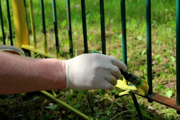Bahçede bahar temizliği.