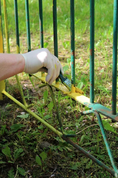 Spring cleaning in the garden. — Stock Photo, Image