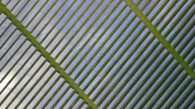 Flug ueber eine moderne Solaranlage