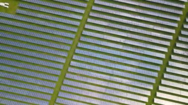 Flug ueber eine moderne Solaranlage