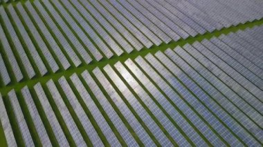 Flug ueber eine moderne Solaranlage