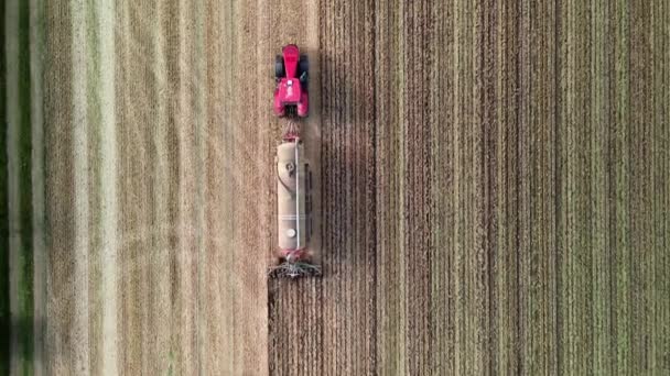 Vogelperspektive Auf Einen Traktor Der Fruehling Das Feld Umgraebt — 图库视频影像