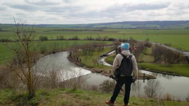 Let Kolem Muže Nad Německou Krajinou Jezem Řekou — Stock video