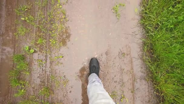 Person Springt Schmutzige Pfütze Und Das Wasser Plätschert Zeitlupe — Stockvideo