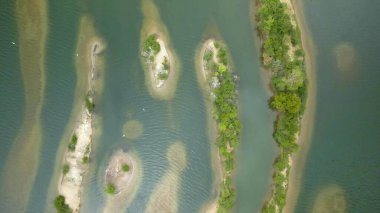 Kuşların yaşadığı ve ürediği göldeki takımadaların üzerinden uçmak