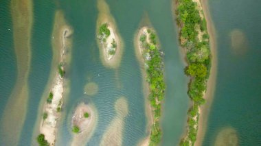 Kuşların yaşadığı ve ürediği gölde takımadalar.
