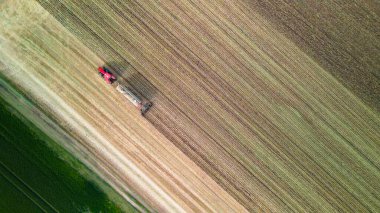 Tarlayı kazan traktörün arkasında uçmak