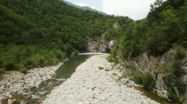 Bir yaz gününde nehir yatağında uçmak