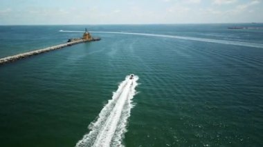 Okyanusta bir teknenin arkasında uçmak