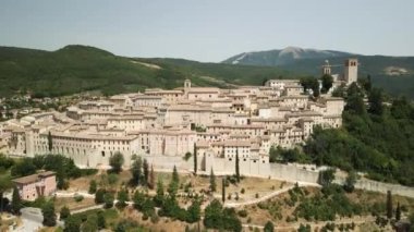 Dağlardaki İtalyan köyünün üzerinden uçacağız.
