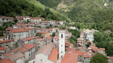 Dağlardaki İtalyan köyünün üzerinden uçacağız.