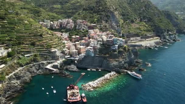 Flyg över italienska byn i bergen och havet — Stockvideo