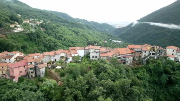 Flyg över italienska byn i bergen — Stockvideo