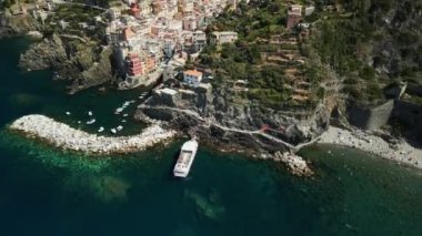 Dağlardaki ve okyanustaki İtalyan köyünün üzerinden uçmak