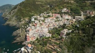 Dağlardaki İtalyan köyünün üzerinden uçacağız.