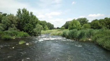 Doğal bir nehir yatağında uçmak