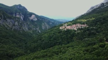 Dağlardaki İtalyan köyünün üzerinden uçacağız.