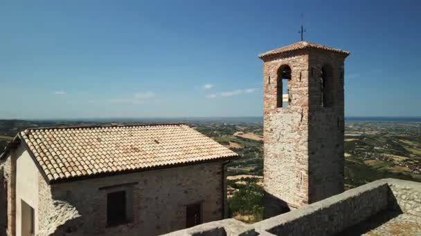 Voo sobre paisagem italiana onírica com céu azul e luz do sol e churche na frente — Vídeo de Stock