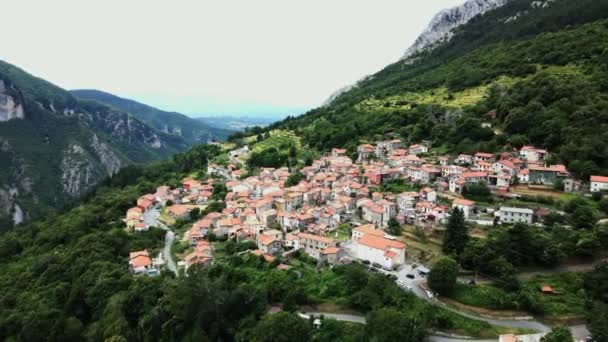 Repülés az olasz falu felett a hegyekben — Stock videók