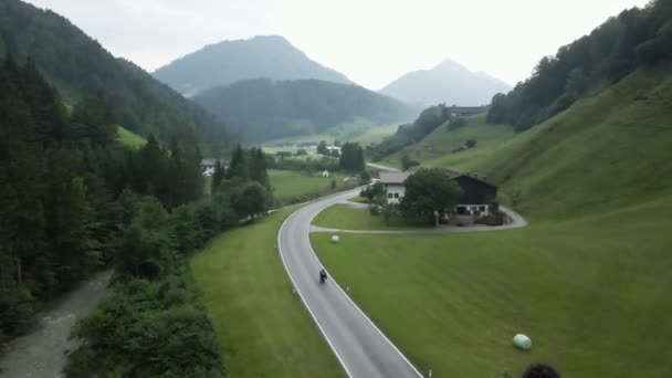 Motocyklista jeździ przez piękny włoski krajobraz latem — Wideo stockowe