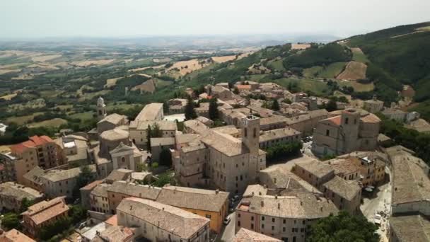 Flyg över italienska byn i bergen — Stockvideo