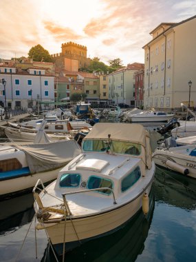 Yazın bir İtalyan sokak manzarası. İtalyan Waterstreet