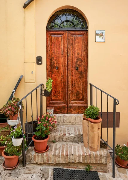 Bir uzaylı evinin ön kapısı.