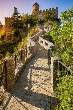 San Marino Kalesi 'ne giden bir yol.