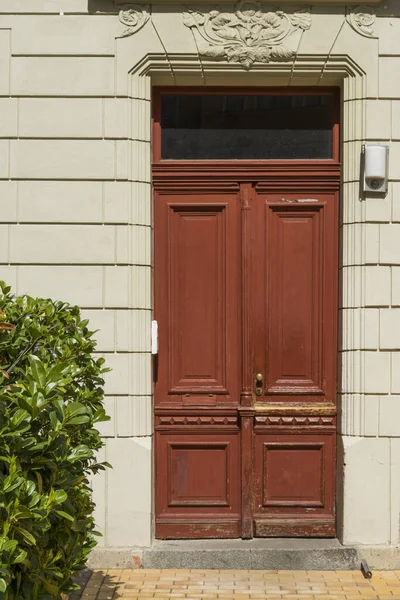 Puerta delantera al aire libre de una casa alemana — Foto de Stock