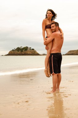 Oldukça genç bir çift sahilde eğlenin