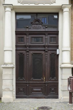 Bir Alman evinin ön kapısında. 