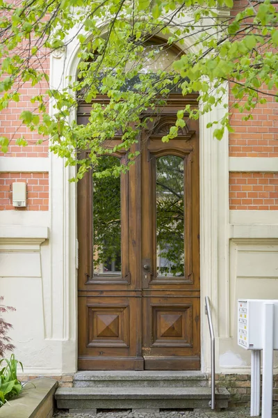 Puerta delantera al aire libre de una casa alemana — Foto de Stock