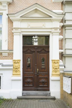 Bir Alman evinin ön kapısında. 