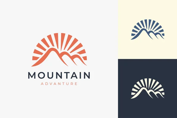 Logovorlage Zum Wandern Oder Klettern Moderner Gebirgsform — Stockvektor