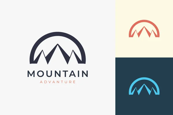 Logovorlage Zum Wandern Oder Klettern Einfacher Und Moderner Gebirgsform — Stockvektor