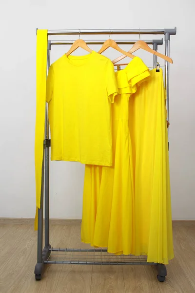 明るい黄色の夏服は レールの上にぶら下がっている 明るくポジティブな女性の衣装 休日の衣類 海でのリラクゼーション 夏の散歩 — ストック写真
