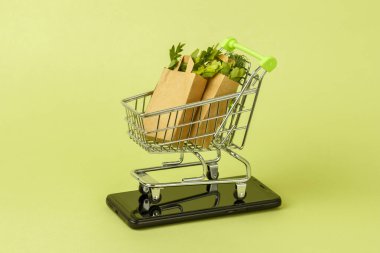 İçinde taze yeşil salata olan kağıt alışveriş torbaları, tramvay. Kentsel Çevre Gıda dağıtım mobil uygulama kavramı. Servis uygulaması.