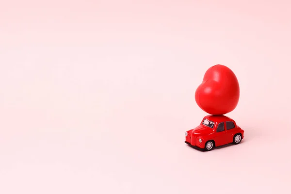 Liten Röd Retro Leksak Bil Med Hjärta Taket Rosa Bakgrund — Stockfoto