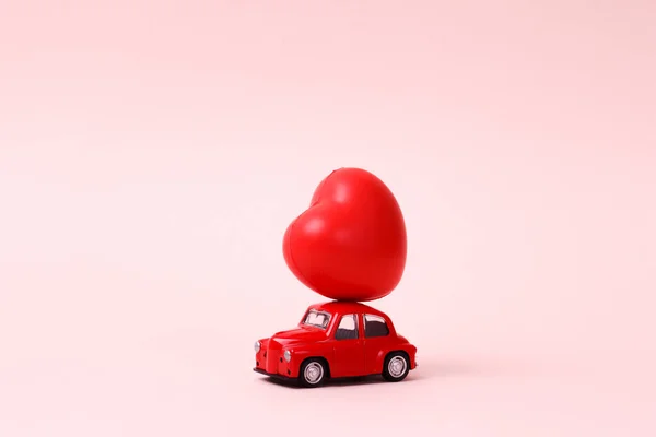 Liten Röd Retro Leksak Bil Med Hjärta Taket Rosa Bakgrund — Stockfoto
