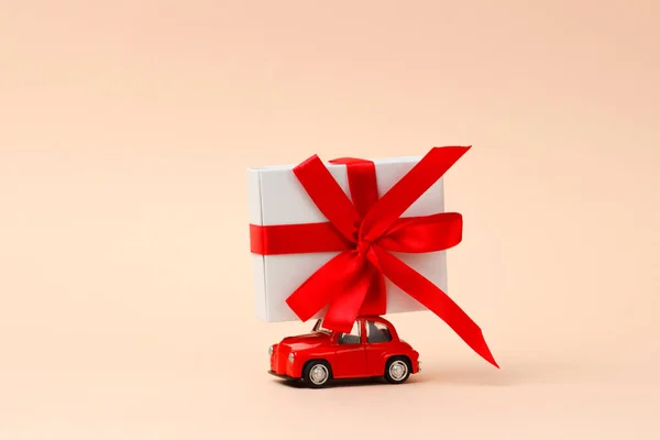 Pequeno Carro Brinquedo Retro Vermelho Com Grande Presente Telhado Fundo — Fotografia de Stock