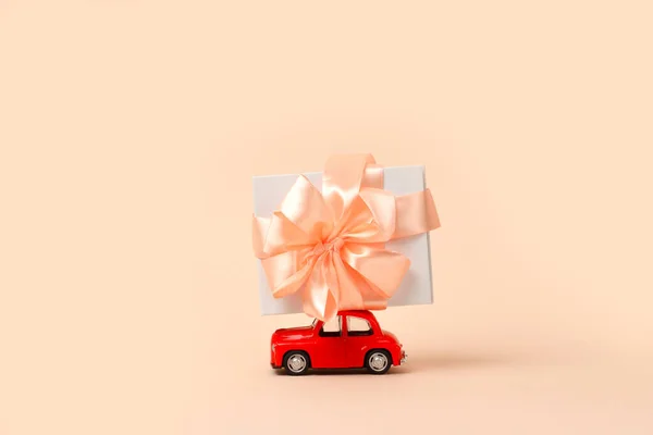 情人节 红色小车复古玩具与礼物在屋顶上粉红色的背景 圣诞节 世界妇女日送礼 销售概念 — 图库照片