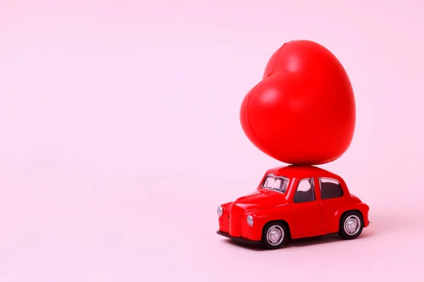 Güzellik endüstrisi konsepti. Çiçekli beyaz kozmetik krem kapaklı. Yan görüş. Açık pembe arka planda kadın hijyenik cilt ürünleri. Boşluğu kopyala