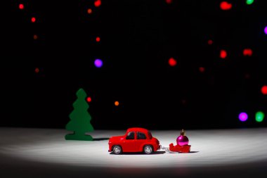 Irkutsk, Rusya - 28 Kasım 2020 Noel arifesinde Noel balosu taşıyan kırmızı bir araba. Mutlu yıllar kartı konsepti.