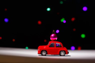 Irkutsk, Rusya - 28 Kasım 2020 Noel arifesinde Noel balosu taşıyan kırmızı bir araba. Mutlu yıllar kartı konsepti.