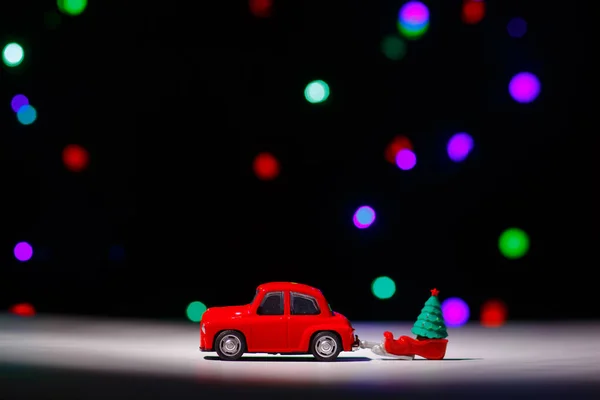 Irkuck Rosja Listopada 2020 Czerwony Bożonarodzeniowy Samochód Wiozący Sanie Choinką — Zdjęcie stockowe